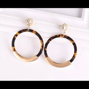 Round leopard print and gold earrings